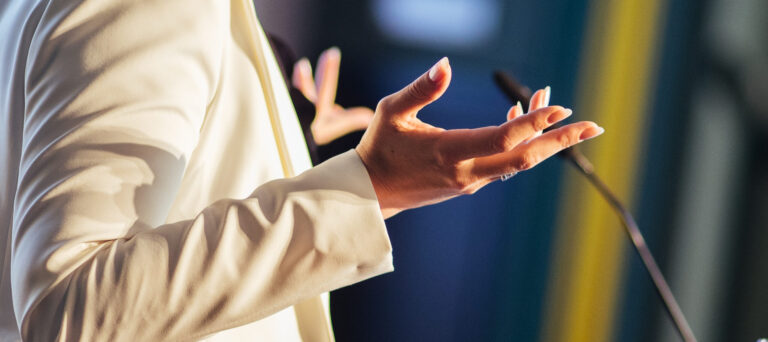 Od ”enakega” do ”enakovrednega”: Kdaj je referenca še ustrezna?