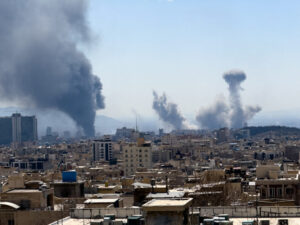 Povišanje cen zaradi vojne v Iranu – vidik izvajalcev ter naročnikov