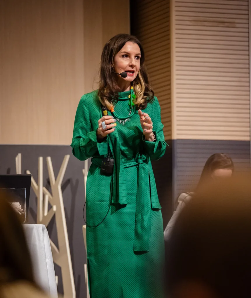 Maja Koršič Potočnik med predavanjem na odru